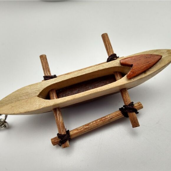 Hand carved wooden boat keychain - Picture 2 of 3